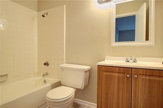 Building Photo - 3414 Chesapeake Dr