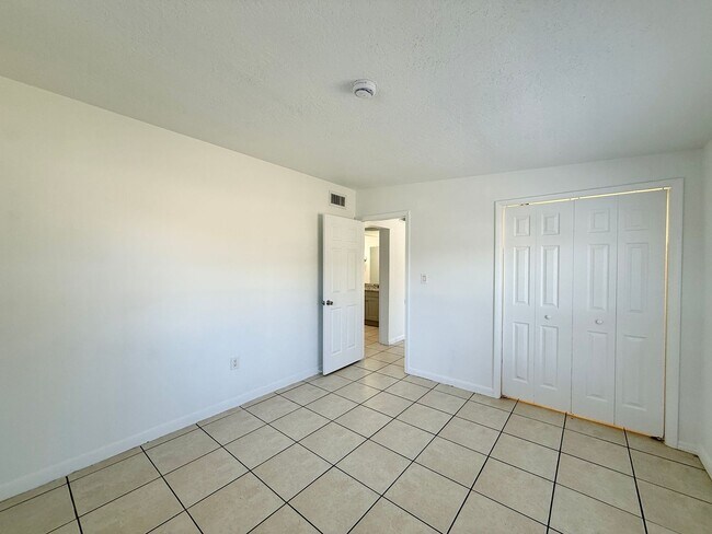 Building Photo - Four Bedroom Bradenton Rental - Large Yard