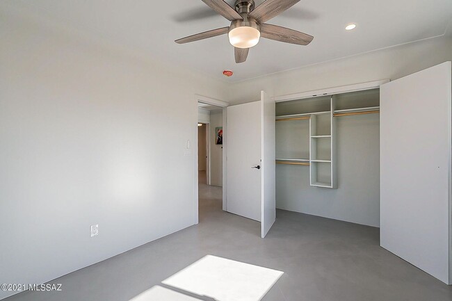 Building Photo - Beautifully Remodeled Three Bedroom Two Ba...