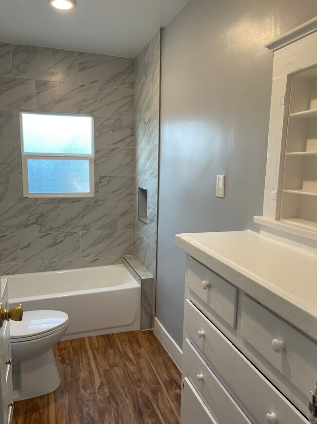 Building Photo - 1155 E 15th St