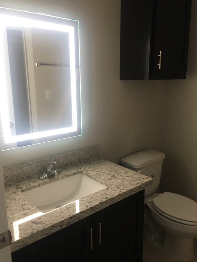 Building Photo - 1612 Deer Hls