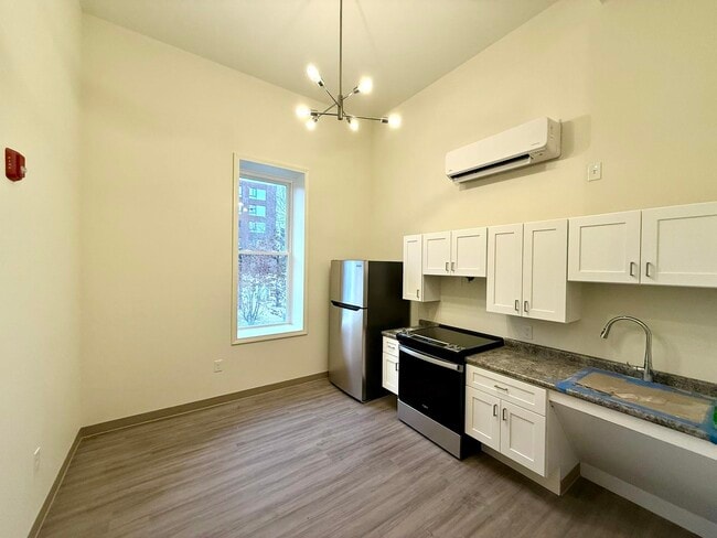 Building Photo - 1138 Elm St