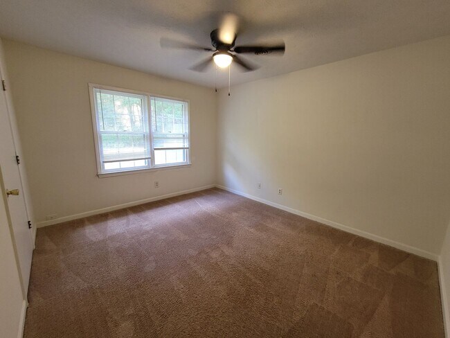 Building Photo - 2 bed 1 bath in Bogart!