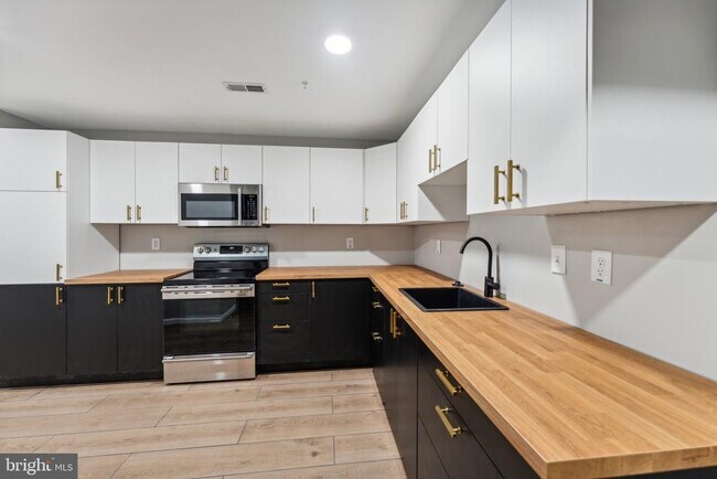 Building Photo - 7006 Friendship Rd