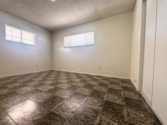 Building Photo - 5220 Apple Valley Ln