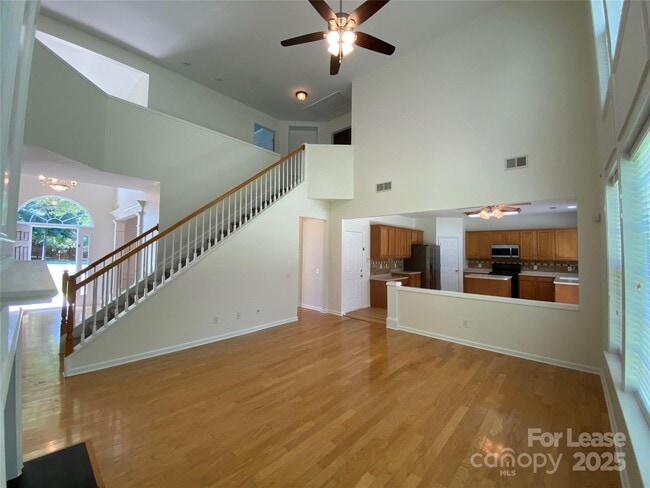 Building Photo - 9901 Hazelview Dr