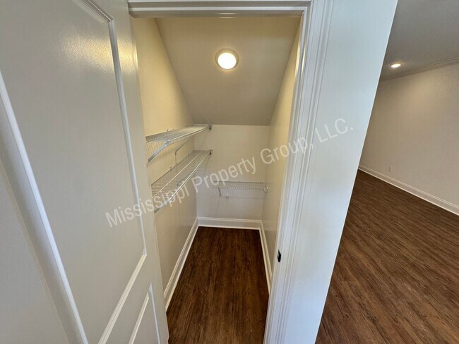 Building Photo - 721 Southview Dr