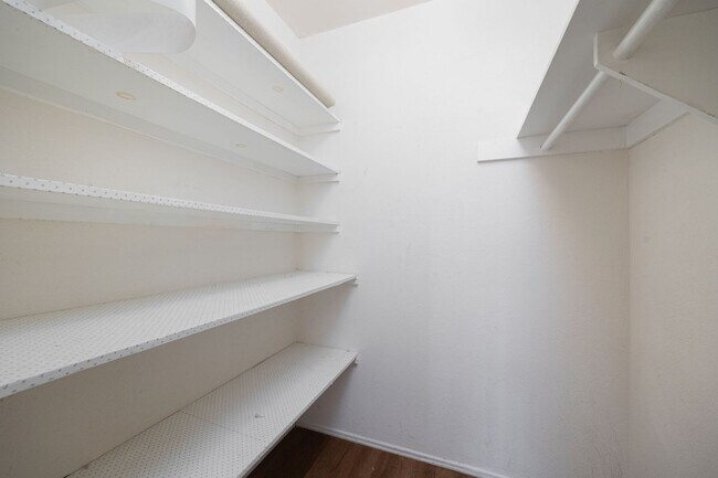 Building Photo - Pacific Beach condo now available, excellent location!