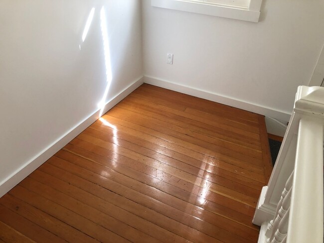 Building Photo - Huge top floor SF flat w/hardwood floors, ...