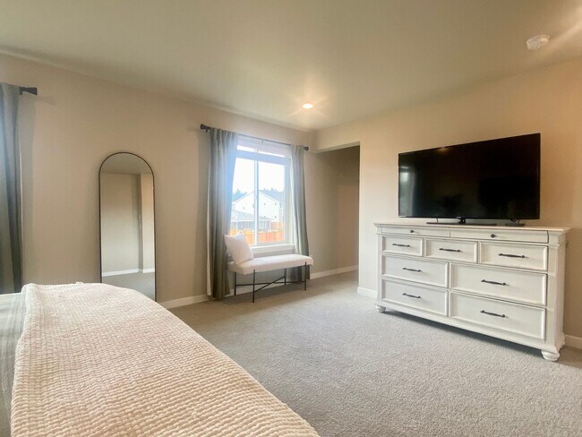 Building Photo - Modern Bonney Lake Home w/ AC  **SHORT TERM LEASE **