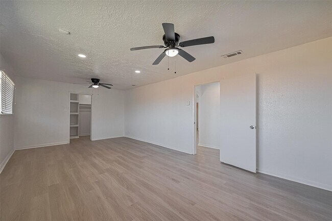Building Photo - 6219 Canada Dr