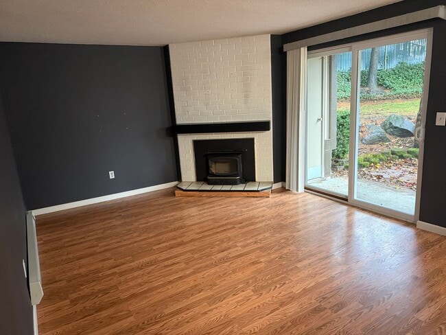Building Photo - 3 Bedroom 2 Bath Lower Unit Walkout Patio ...
