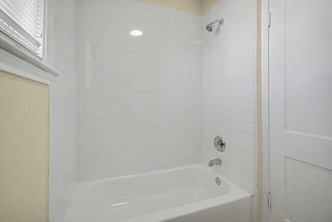 Building Photo - 2323 Park St