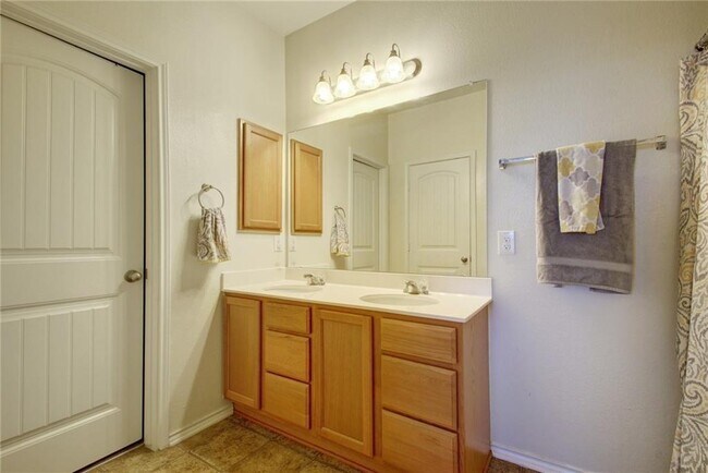 Building Photo - 5820 Sardinia Dr