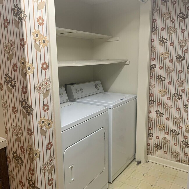 Building Photo - Spacious 3 bedroom 2 Full baths townhouse.