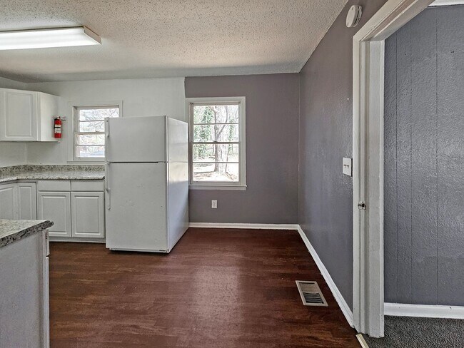 Building Photo - 4/2 Ranch with Fenced Yard - Housing Vouch...