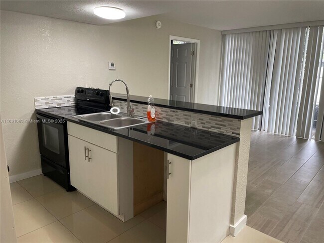 Building Photo - 6620 Miami Lakes Dr
