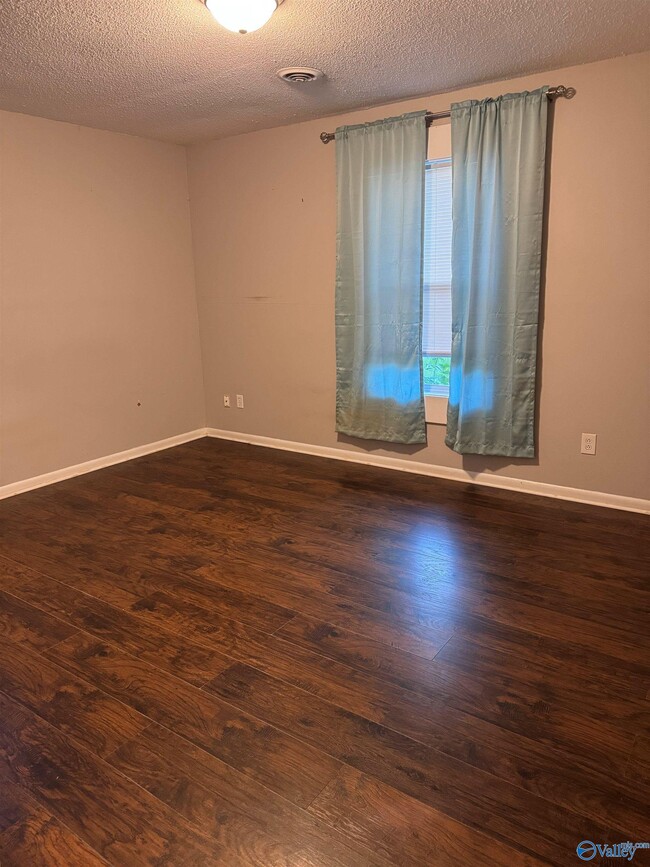Building Photo - 902 Danmann Cir SE