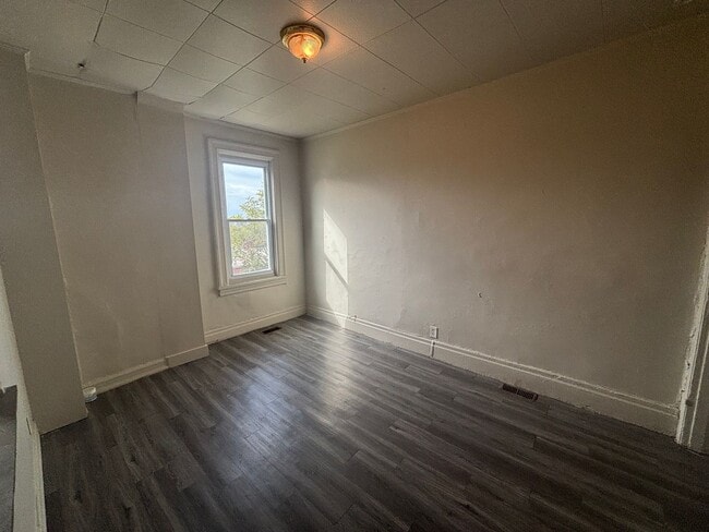 Building Photo - Updated flooring, finished basement, and great outdoor space in a walkable Swissvale location