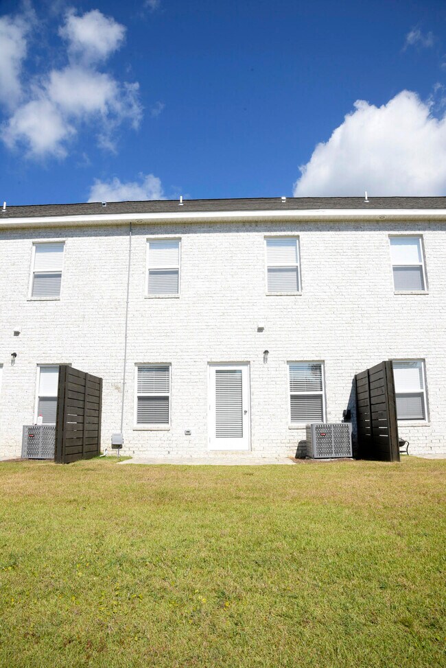 Building Photo - 1818 Stable Ln