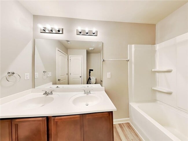 Building Photo - 2565 Piering Dr