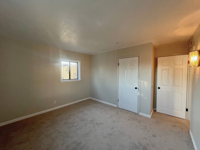 Building Photo - Spacious 3 Bedroom 2 Bathroom Home In The NE!