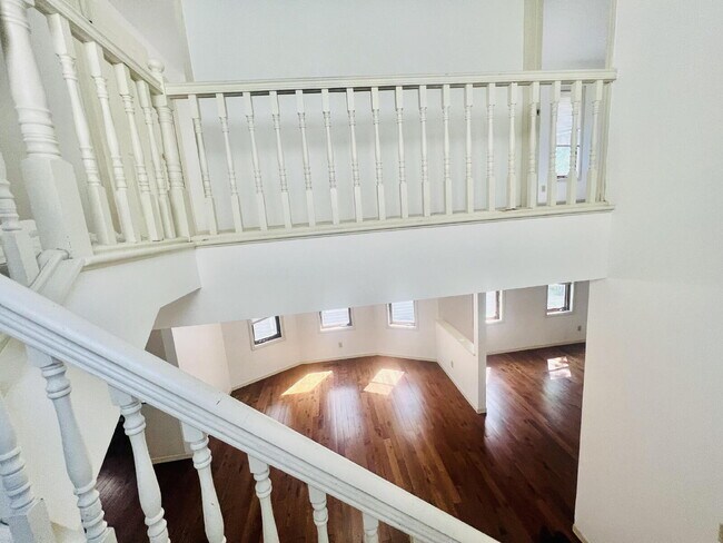 Building Photo - "Spacious 5-Bedroom Retreat with Elegant Hardwood Floors in Vibrant Minneapolis Neighborhood!"