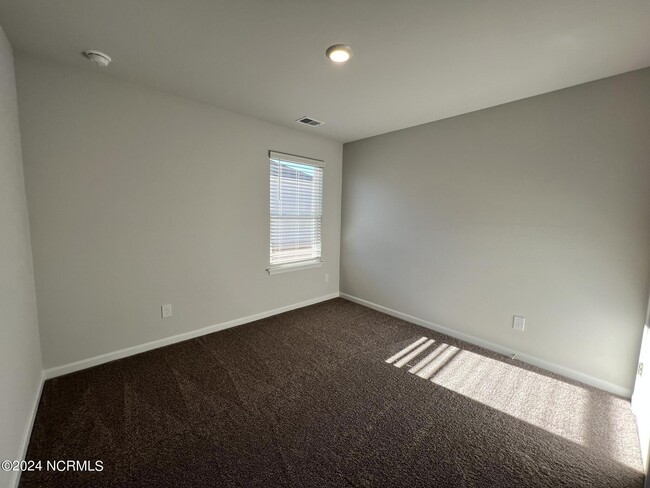 Building Photo - 8201 E Highcroft Dr NE
