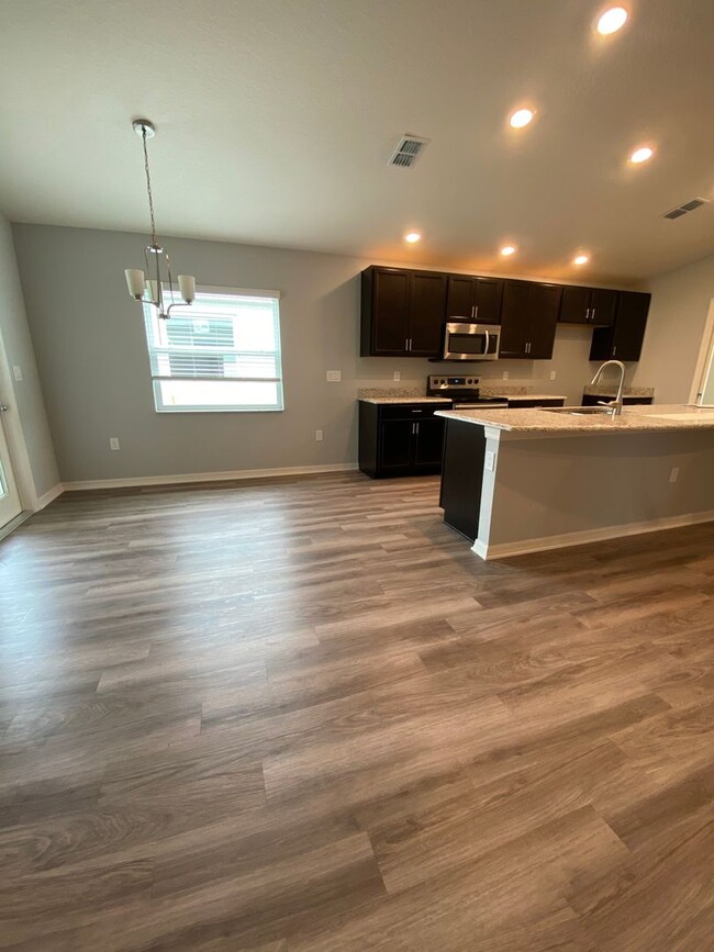Building Photo - 4-Bedroom, 2-Bathroom in Winter Haven