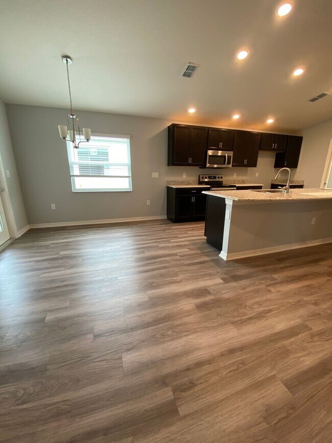 Building Photo - 595 Lorient Drive