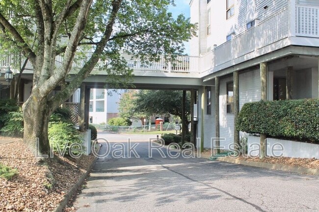 Building Photo - 3200 Lynnhaven Dr