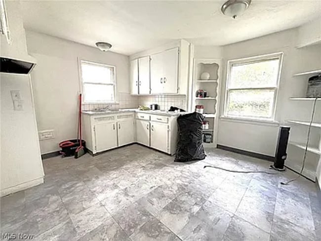 Building Photo - 3-Bedroom Colonial in Cleveland