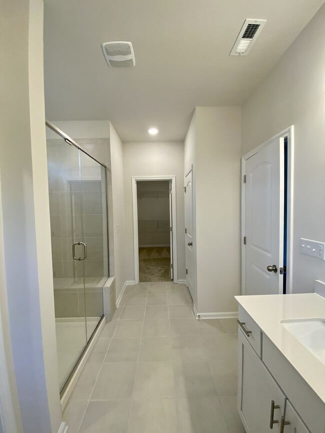 Building Photo - Beautiful 3BR/2.5BA Townhouse; Easy Access to I485 and Uptown