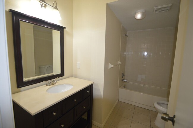 Building Photo - 3 B/2B 1st floor condo in Baywood Meadows!...