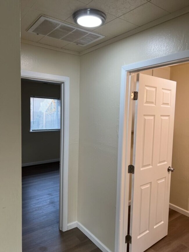Building Photo - Single Level Home w/ Open Floor Plan