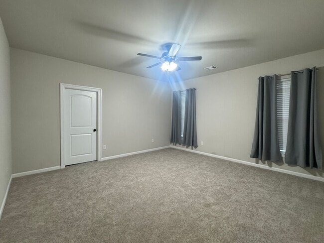 Building Photo - Like New - Home for Rent in Denham Springs