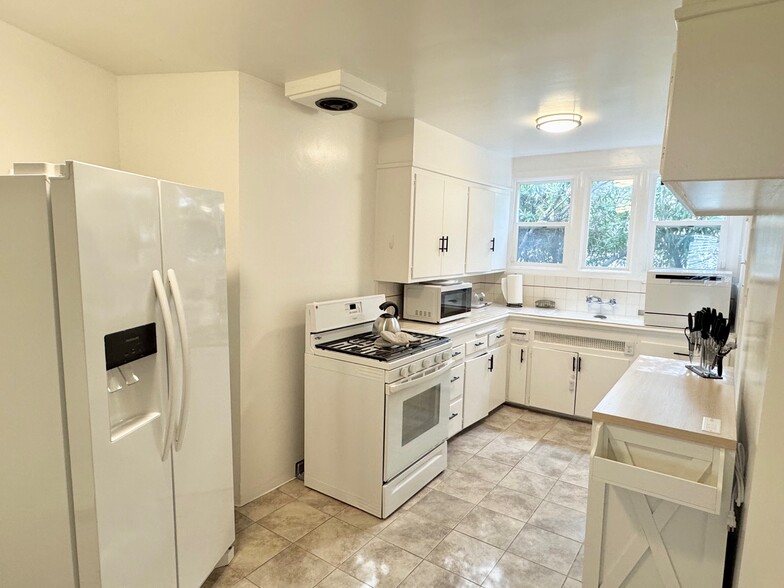 Large complete kitchen - 1320 S Beverly Glen Blvd