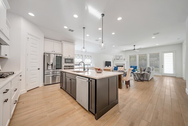 Building Photo - 210 W Netleaf Ct