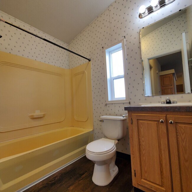 Building Photo - Pet Friendly 3 Bed : 2Bath Home w/ a Carport