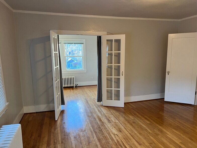 2nd Bedroom - 412 John Adams St