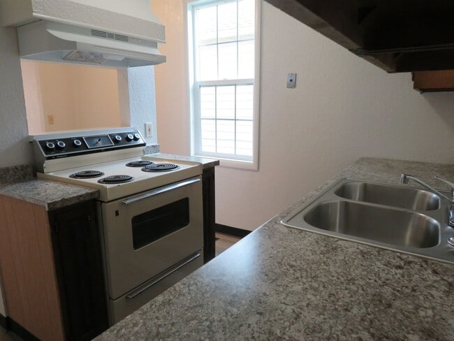 Building Photo - 2 Bed / 1 Bath House