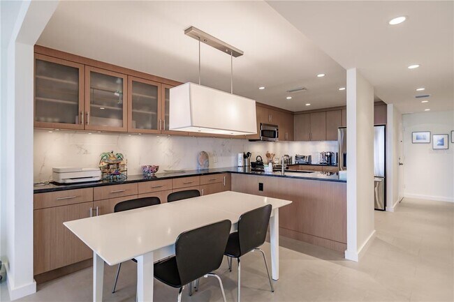 Building Photo - 1200 E Peppertree Ln