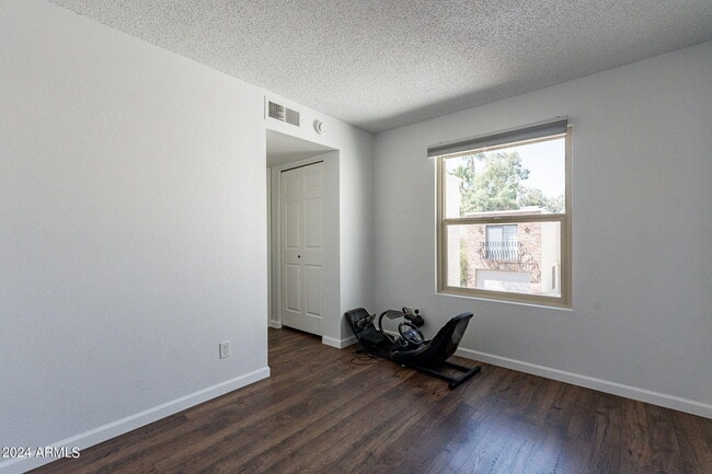 Building Photo - 820 W University Dr