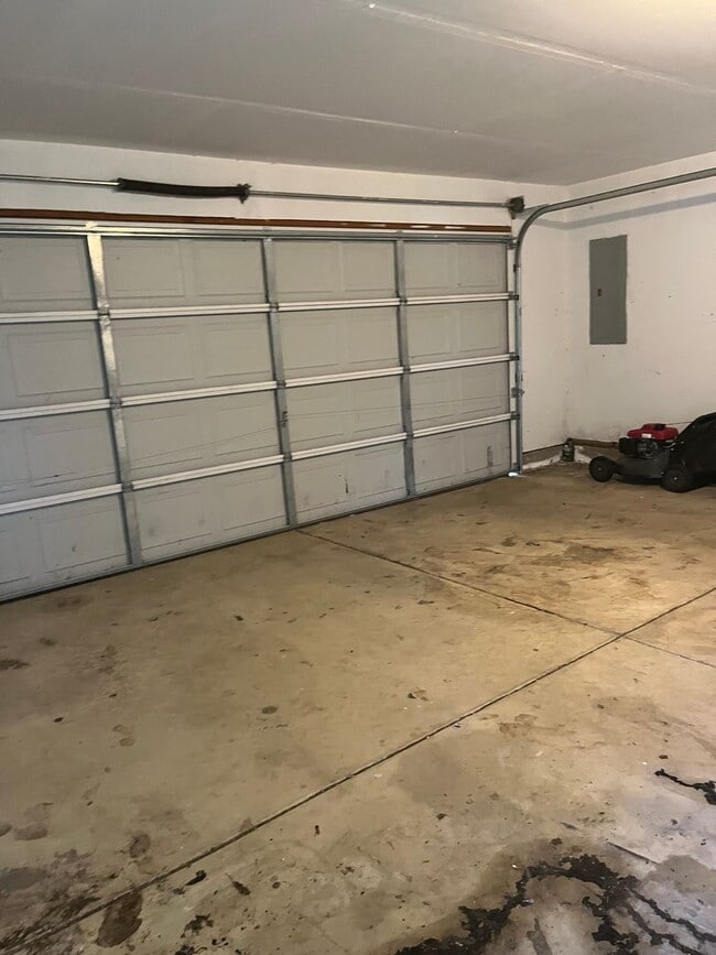 Building Photo - Large 3 bed/2 bath single family home
