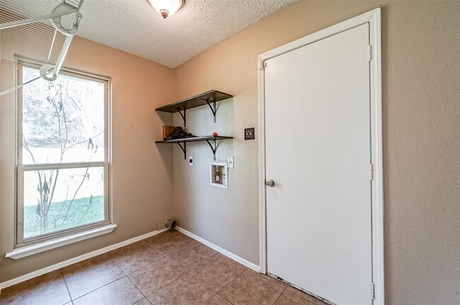 Building Photo - 1309 Oak Hollow Dr