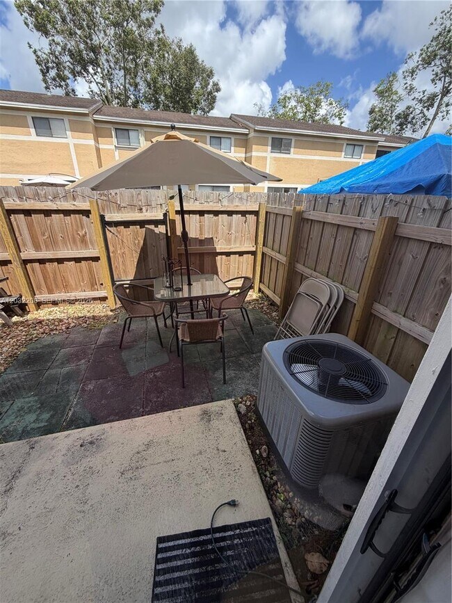 Building Photo - 9495 Palm Cir N