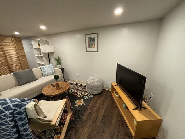 Building Photo - Spacious Ground Floor Unit