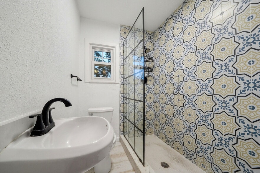 Building Photo - 1226 Easter Ave