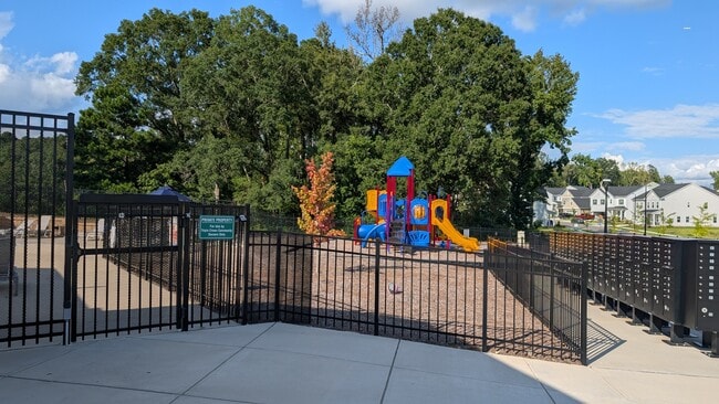 Building Photo - 1024 Red Roses Ave