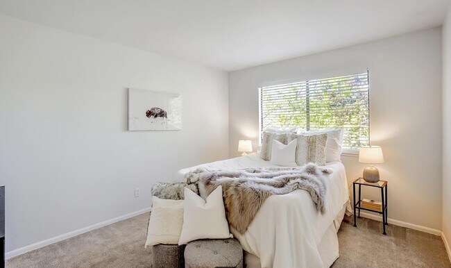 Building Photo - 5085 Valley Crest Dr